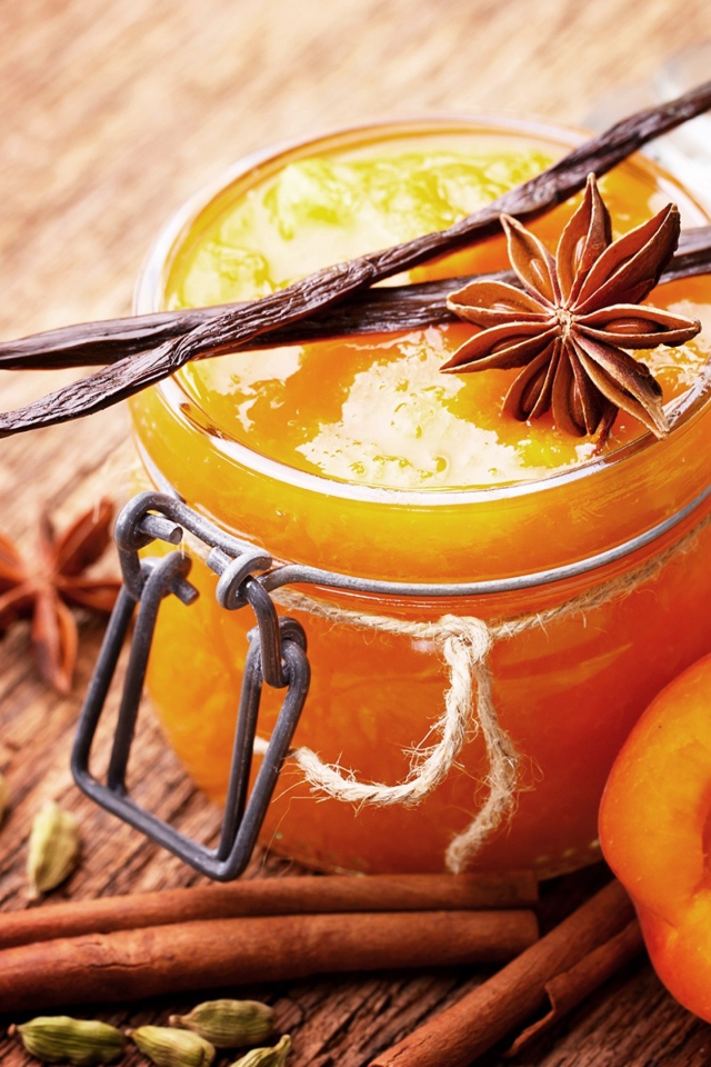 Абрикосовый джем на столе с ванилью, корицей и бадьяном 