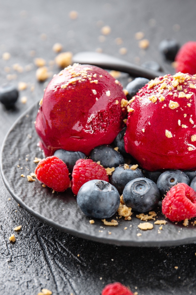 Шарики фруктового мороженого с ягодами черники и малины 