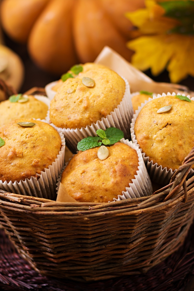 Корзина с кексами на столе осенью 