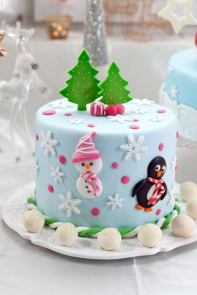 Красивые торты на столе на Новый год 