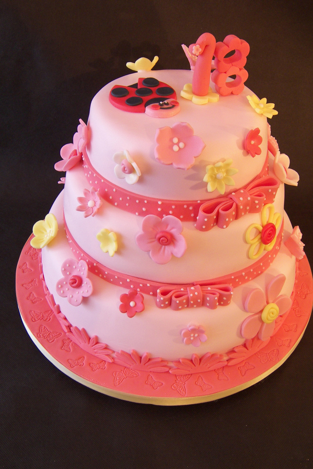 Красивый розовый торт с цветами 