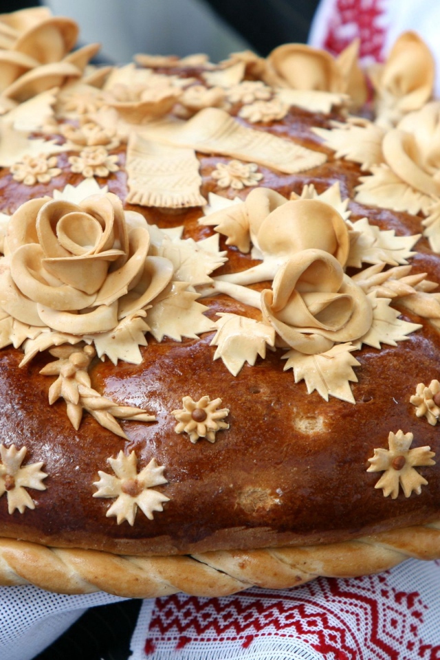 Красивый свадебный каравай на рушнике