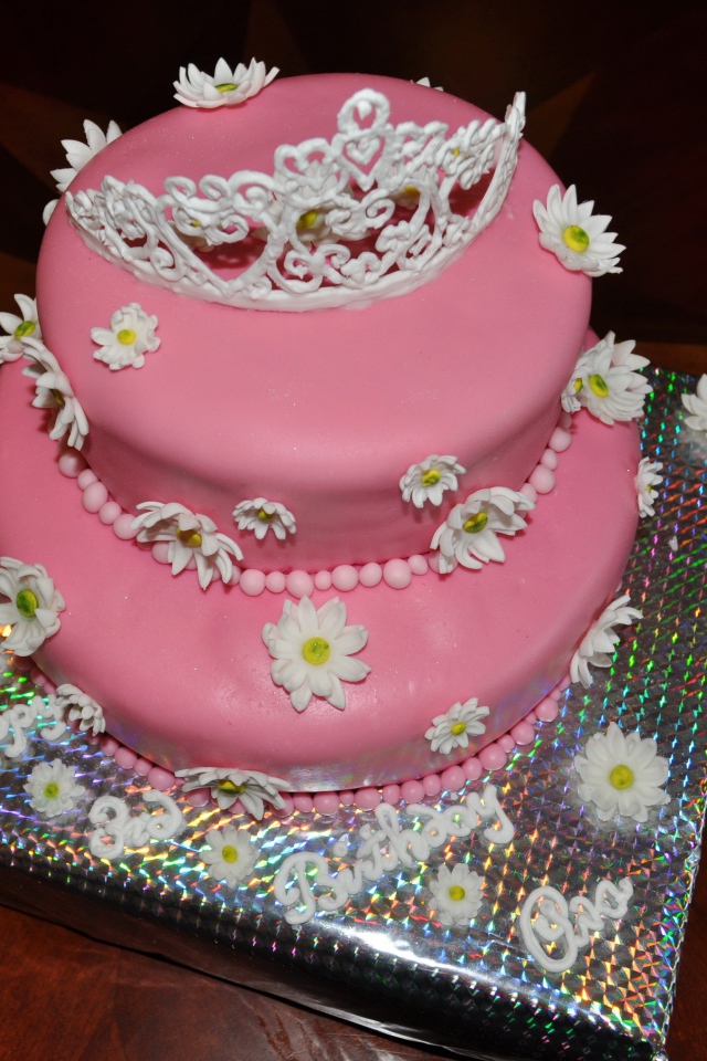 Большой розовый торт с ромашками и короной для маленькой девочки 