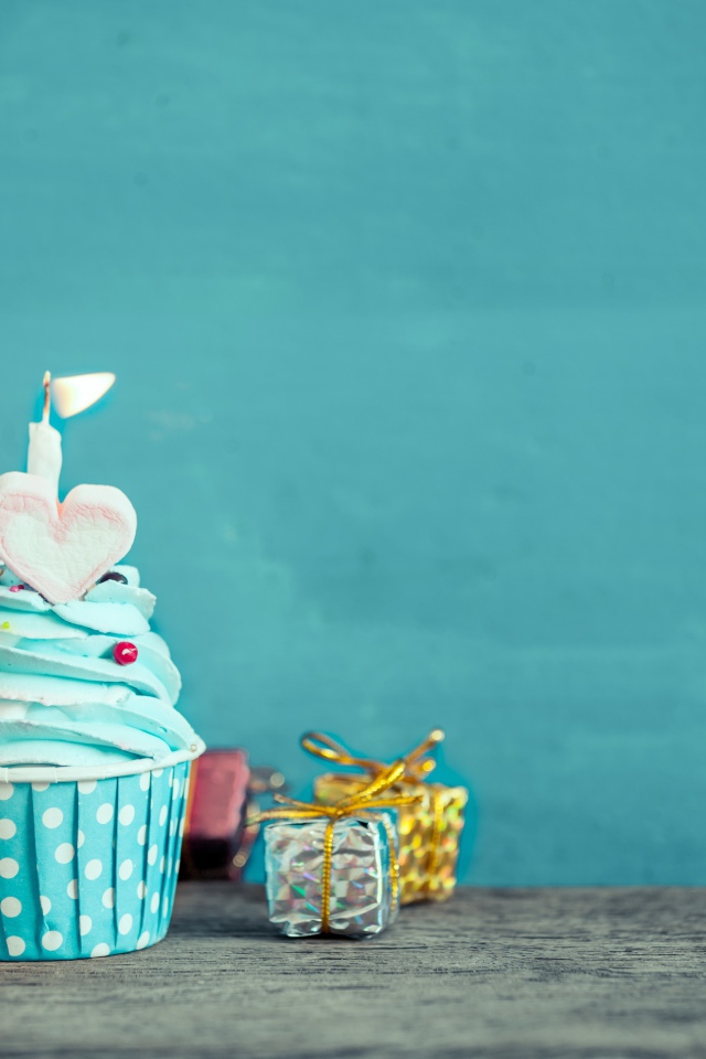 Капкейк с голубым кремом и маленькими подарками