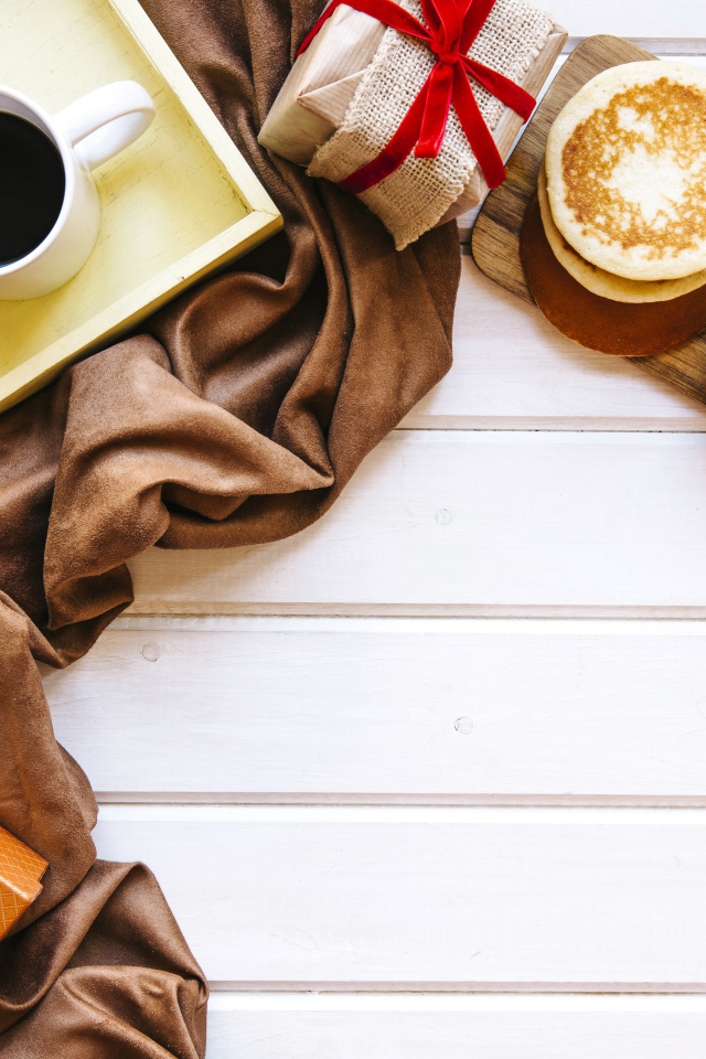 Завтрак с подарками, сердечками и розой для любимой 