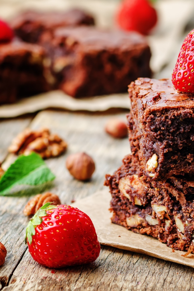 Брауни с орехами и свежими ягодами клубники