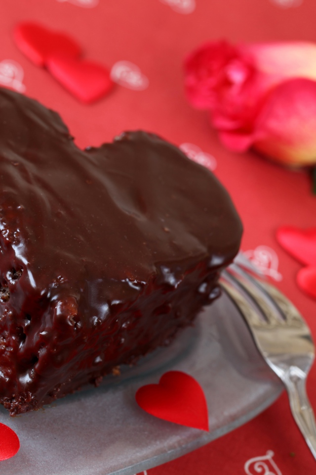 Торт в форме сердца с шоколадной глазурью 