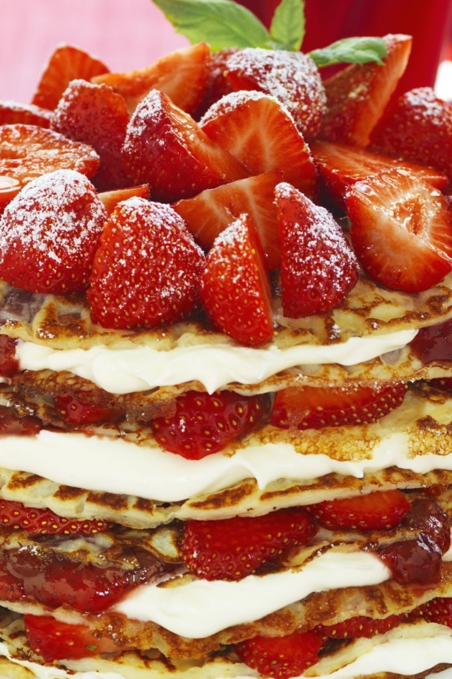 Торт из оладьей с клубникой, джемом и сметаной