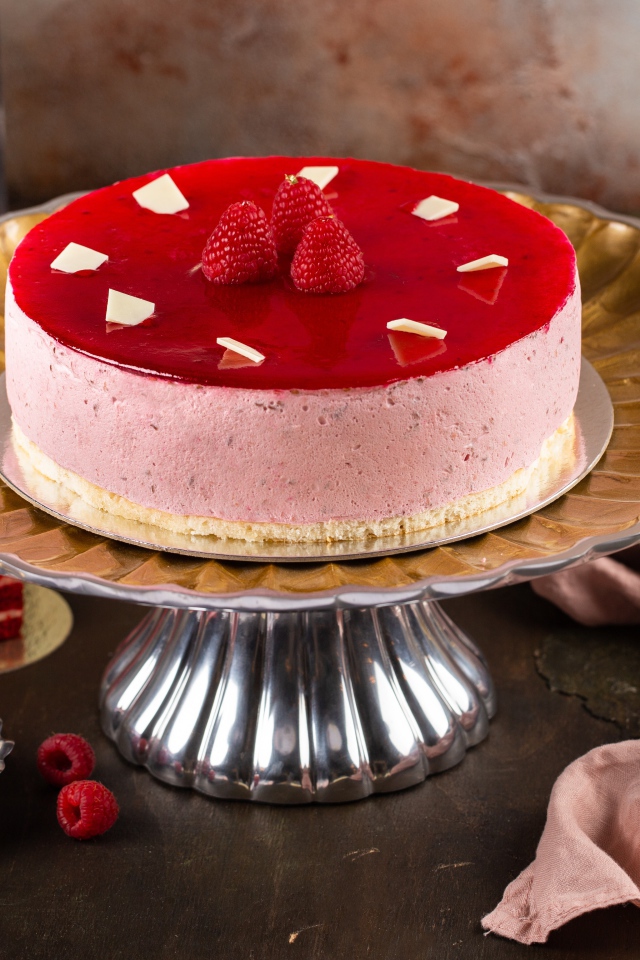 Торт суфле с ягодами малины на большой вазе 