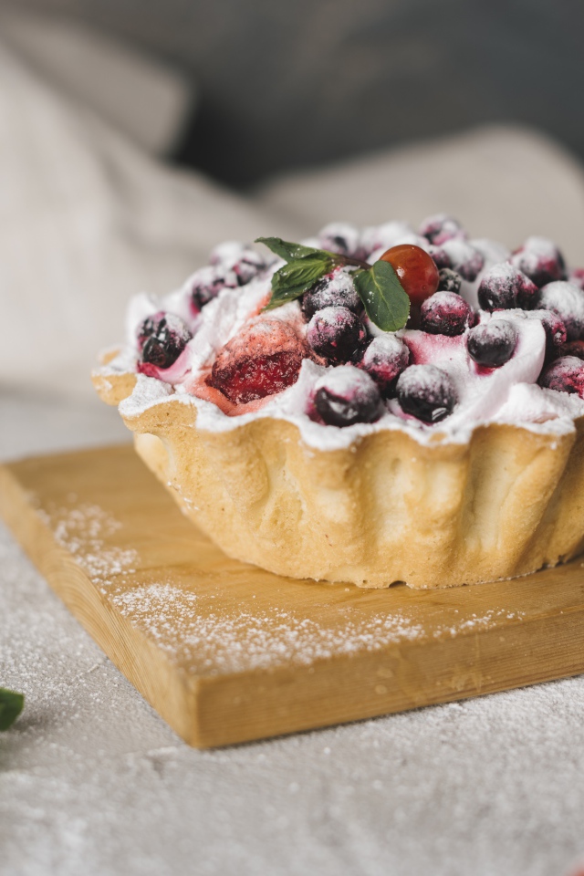 Пирог с ягодами и сахарной пудрой 