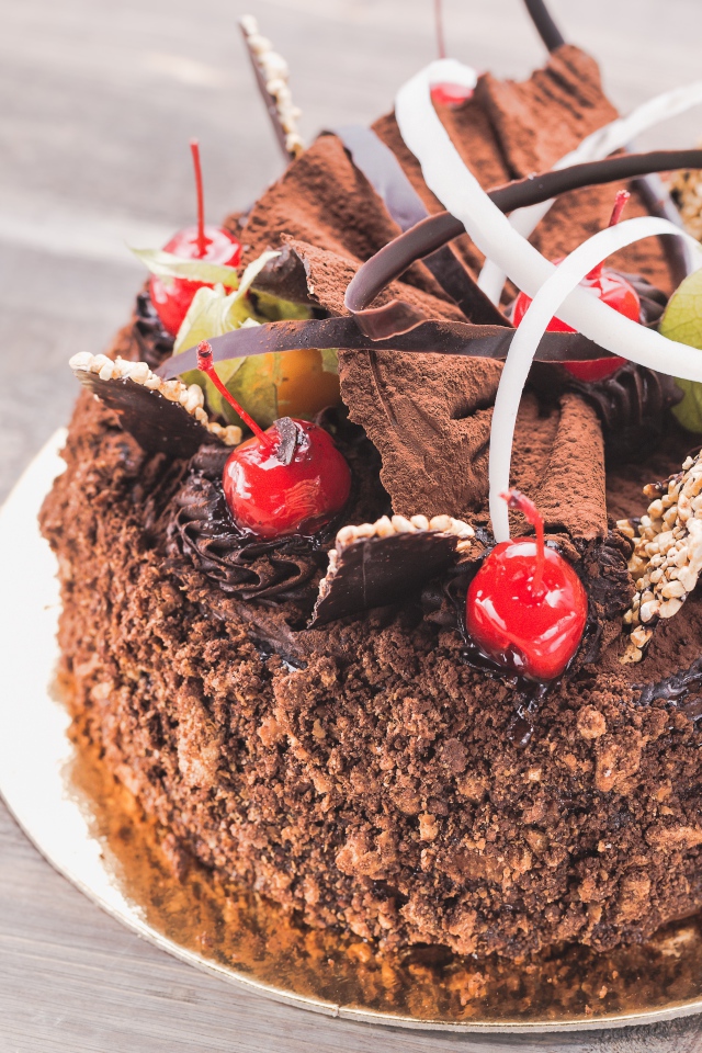 Торт с шоколадом и черешней на столе