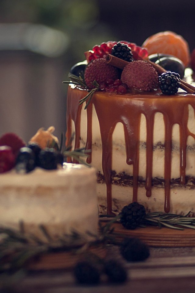 Торт с шоколадной глазурью и ягодами 