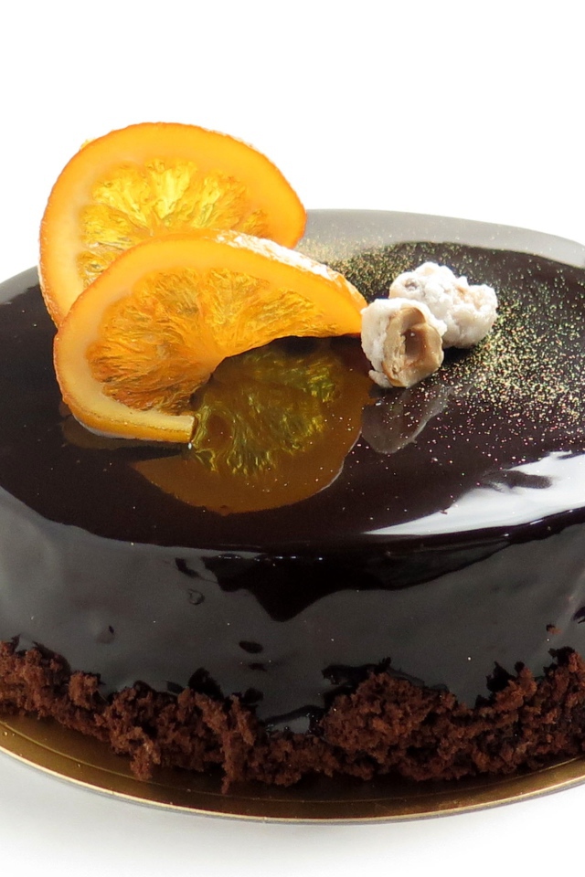 Торт с шоколадной глазурью и апельсинами на белом фоне