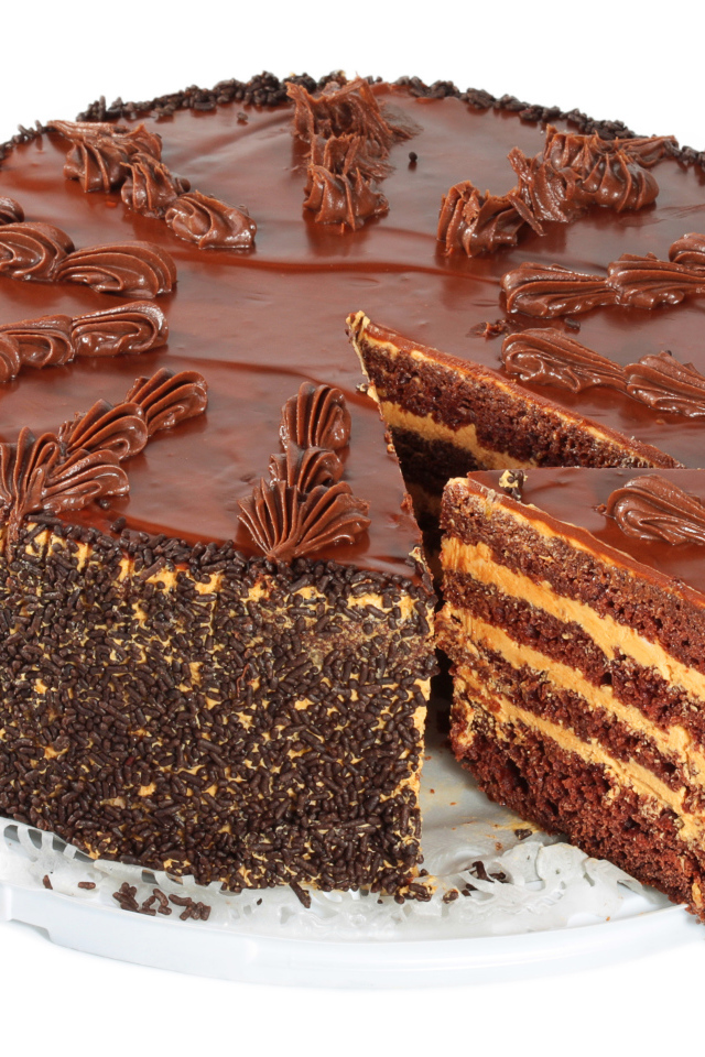 Торт с шоколадом на белом фоне