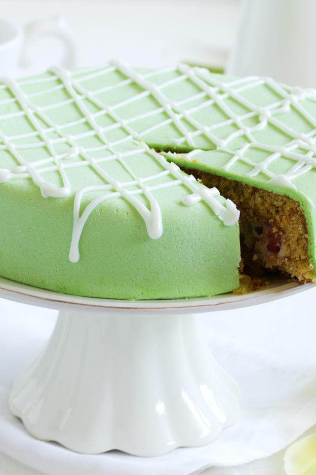 Торт с зеленой мастикой на подносе 