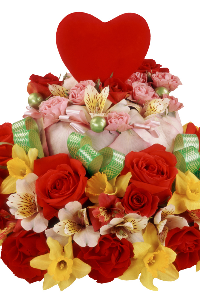Торт с розами, нарциссами и цветами альстромерии на белом фоне с красным сердцем 
