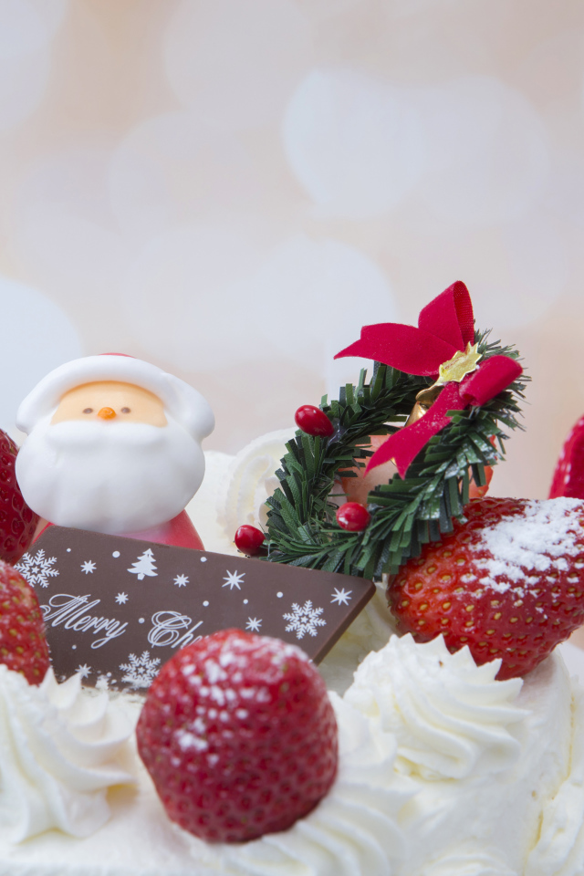 Торт с клубникой и декором на Рождество 