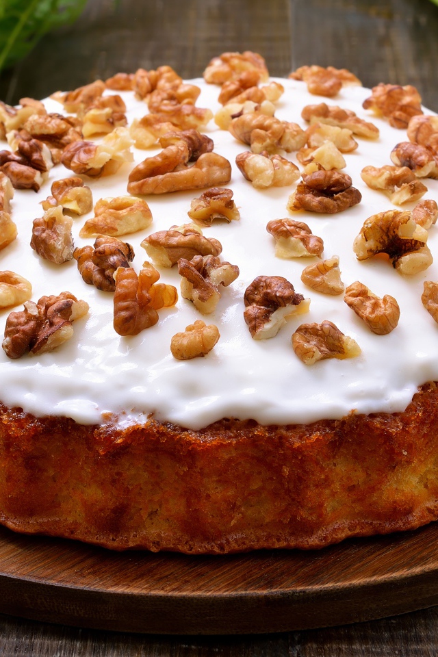 Морковный пирог со сметаной и грецкими орехами