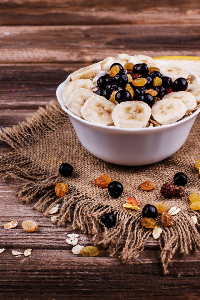 Хлопья с ягодами и бананом на столе к завтраку