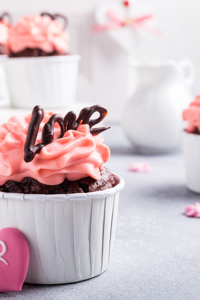 Шоколадные кексы с клубничным кремом 