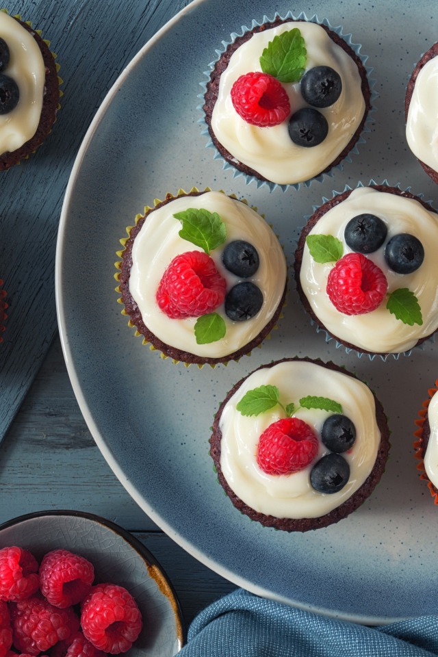 Шоколадные кексы с белым кремом и ягодами черники и малины