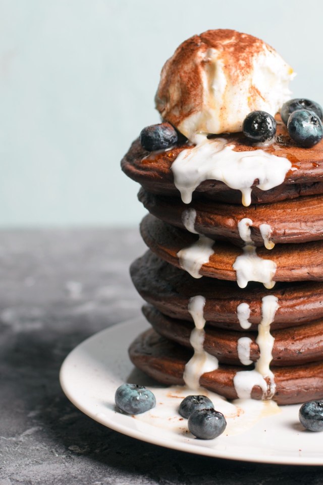 Шоколадные оладьи с мороженым и ягодами черники 