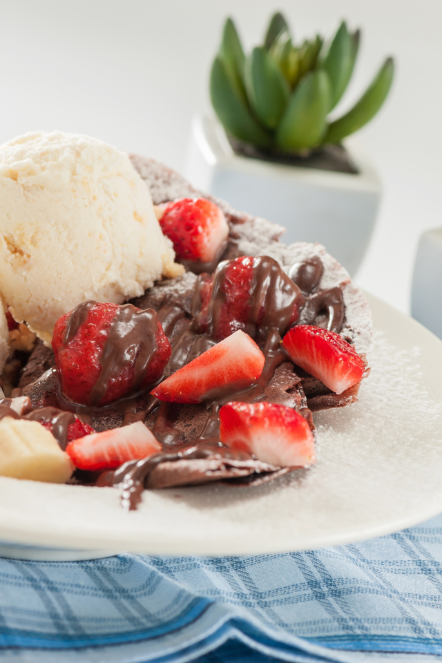 Шарики мороженого с шоколадом, клубникой и бананом