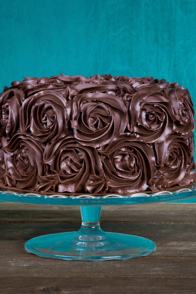 Шоколадный торт на стеклянном подносе на столе