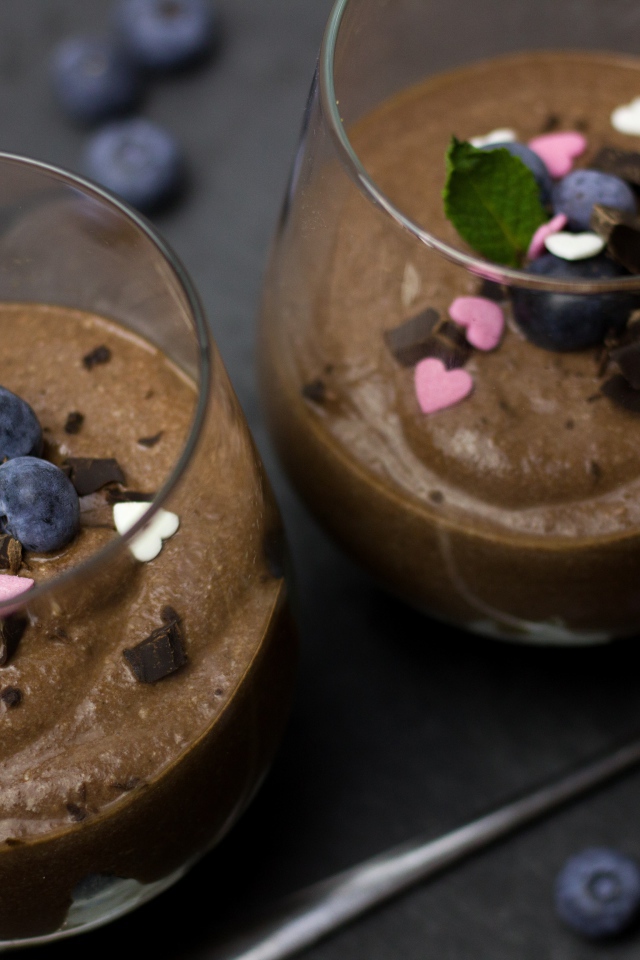 Шоколадный десерт в стаканах с ягодами черники