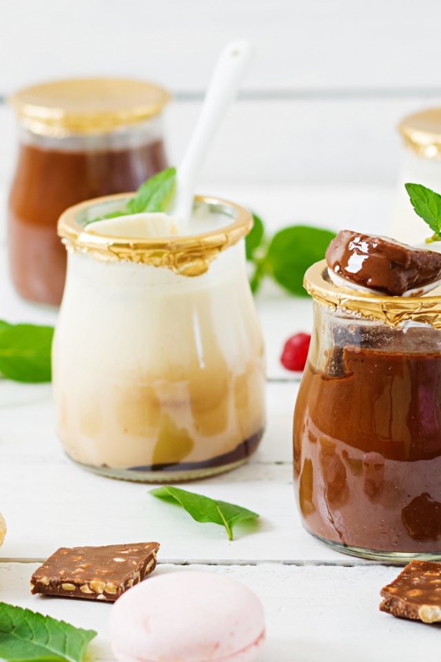 Шоколадная паста в баночках на столе 