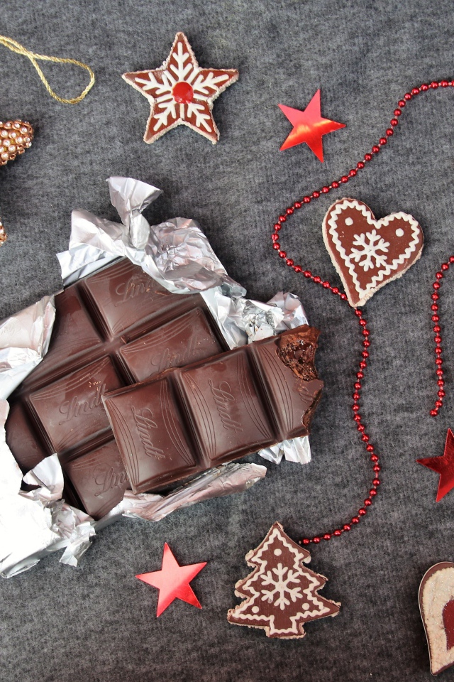 Шоколад с печеньем и украшениями на сером фоне