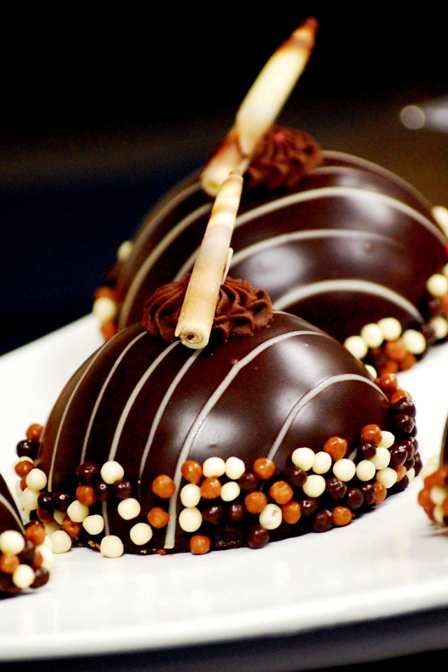 Шоколадные конфеты с воздушным рисом крупным планом