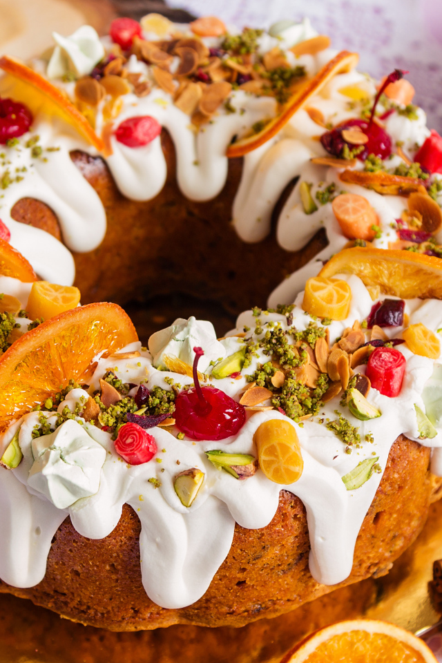 Кекс с глазурью и сухофруктами на Рождество 