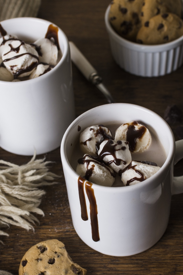 Какао с мороженым в белых чашках 