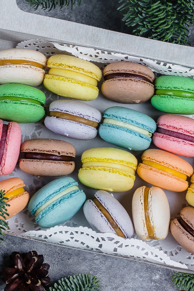 Разноцветное печенье макарун в коробке на столе