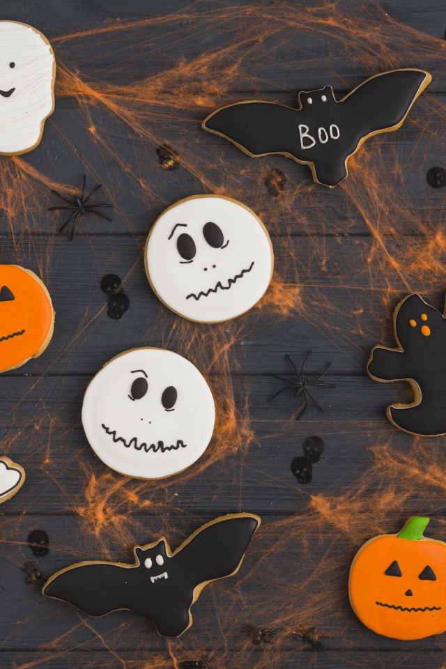 Печенье на столе с паутиной на праздник Хэллоуин 