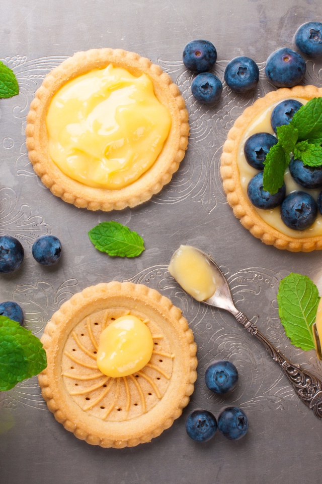 Печенье с кремом, ягодами черники и мятой