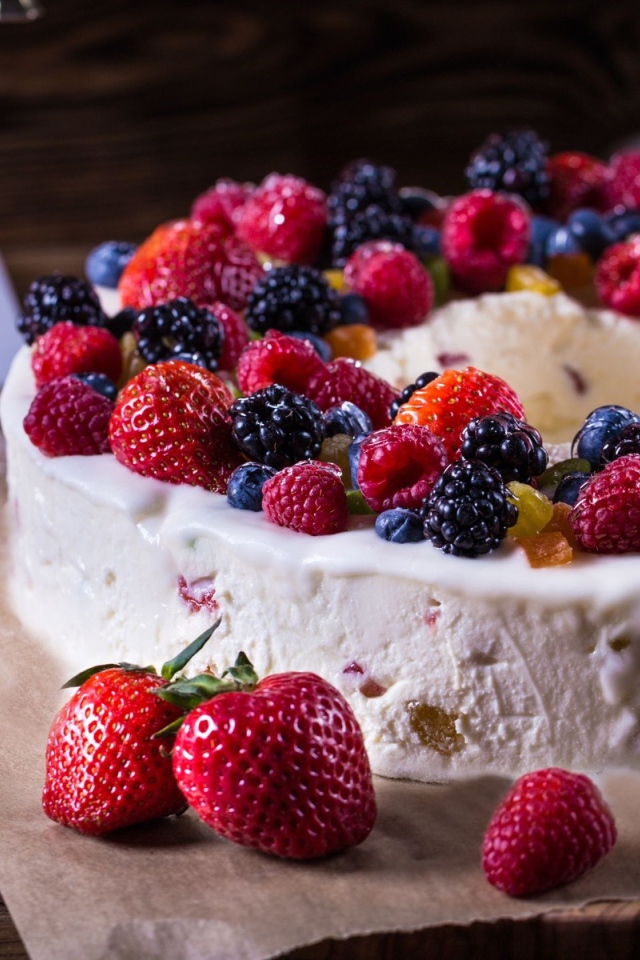 Творожный пирог с кремом и свежими ягодами