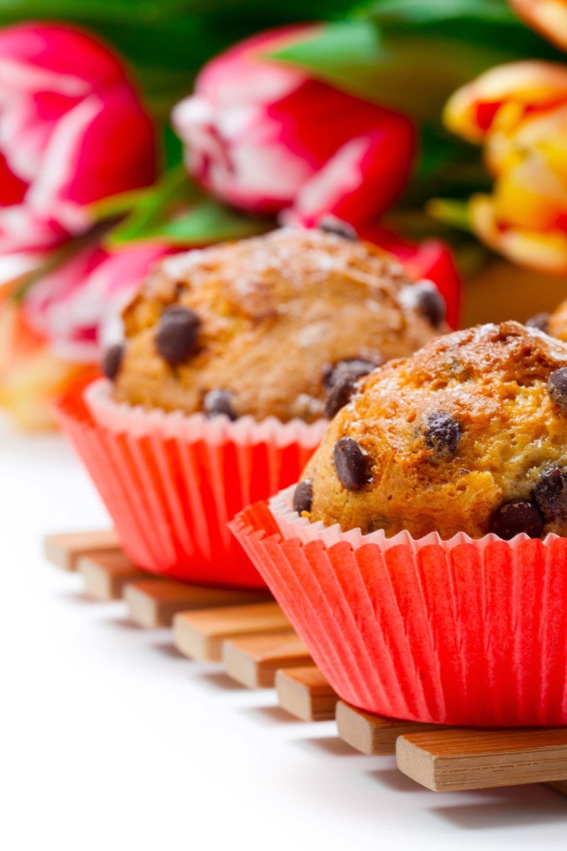 Кексы с шоколадом на белом фоне с букетом тюльпанов 