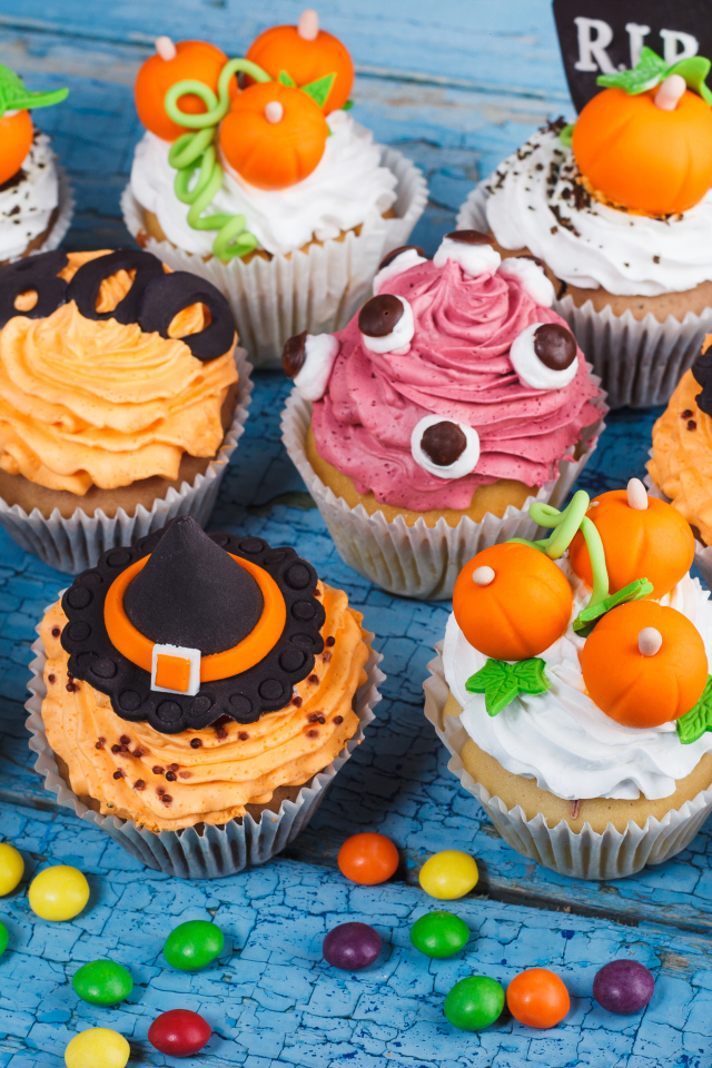 Кексы с кремом и украшениями на Хэллоуин 