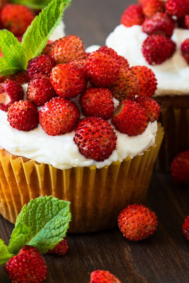 Кексы с кремом и ягодами земляники 