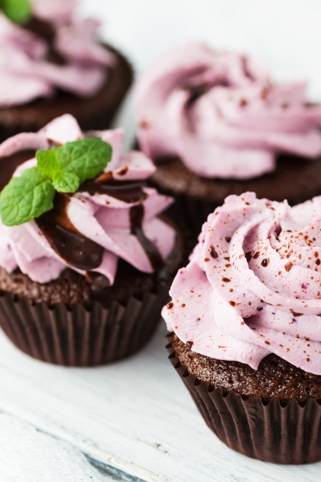 Вкусные шоколадные кексы с фруктовым кремом 