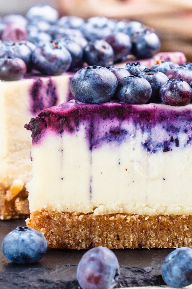 Аппетитный чизкейк с ягодами черники крупным планом