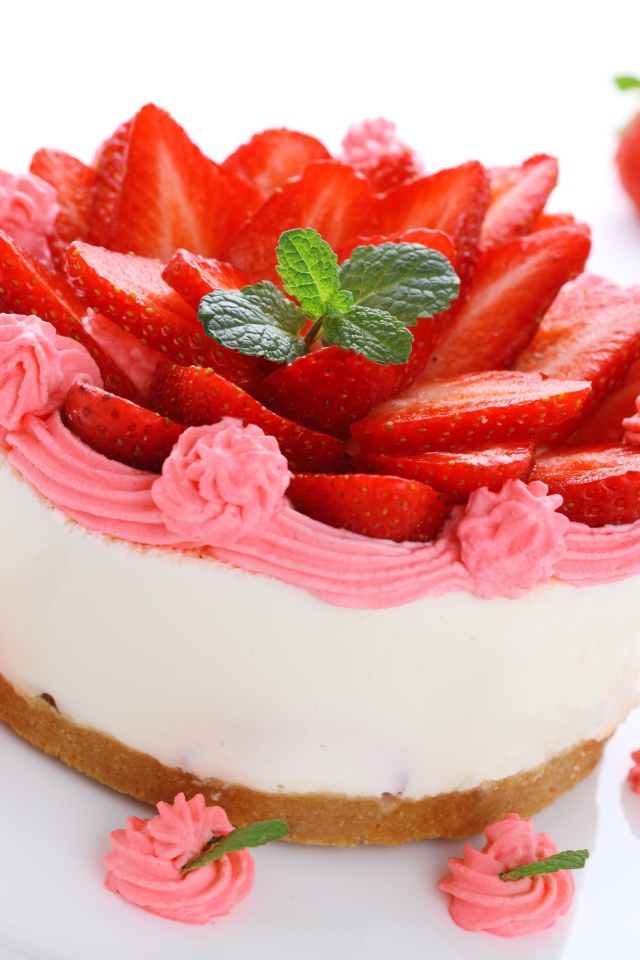 Аппетитное пирожное суфле с розовым кремом и клубникой