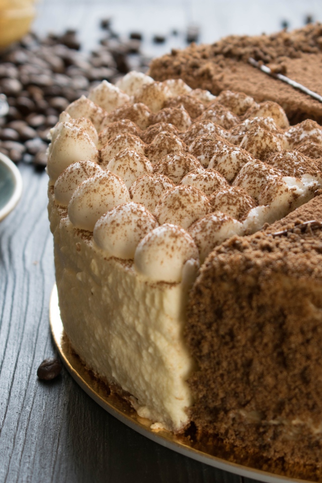 Вкусный торт с кремом и физалисом на столе с кофе