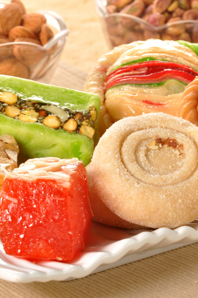 Аппетитные восточные сладости на тарелке 