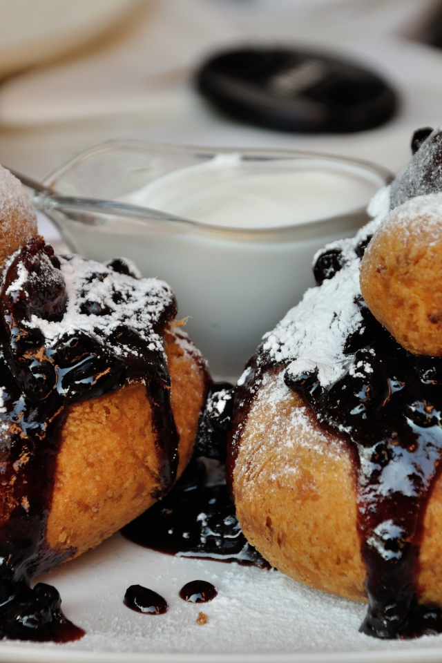 Пончики и с вареньем и сахарной пудрой