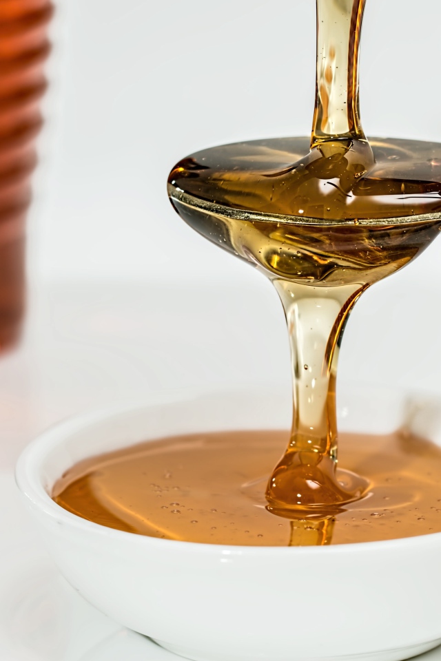 Свежий сладкий мед стекает по ложке