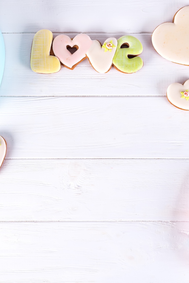 Подарочная коробка в форме сердца на столе с печеньем 