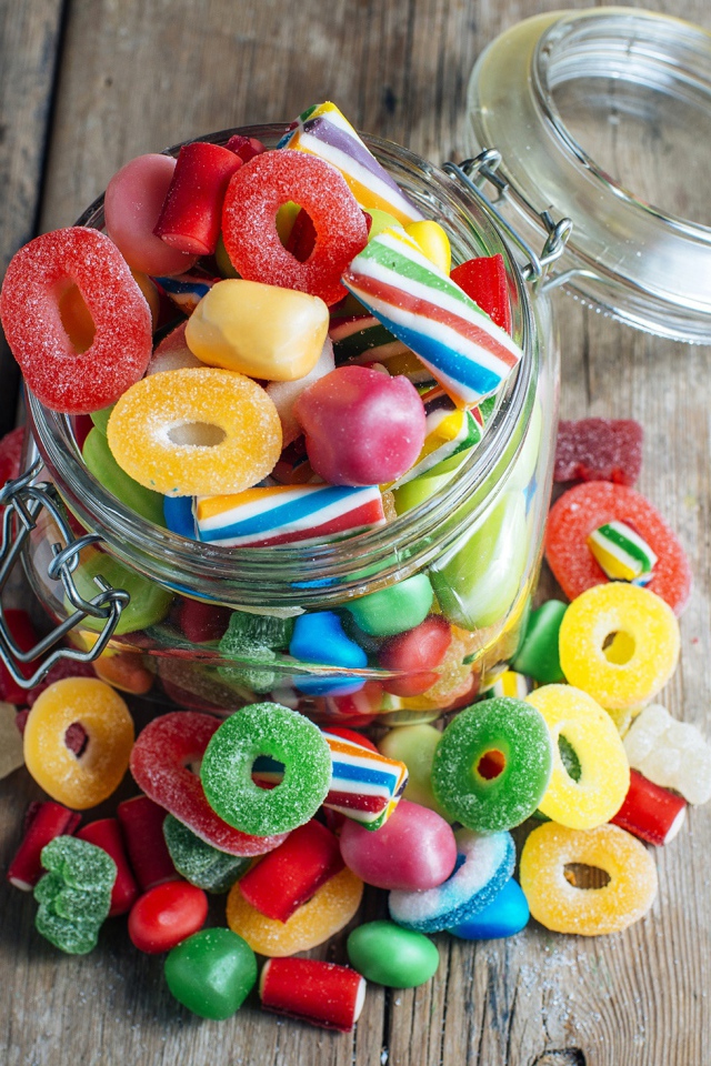 Стеклянная банка с разноцветными желейными конфетами